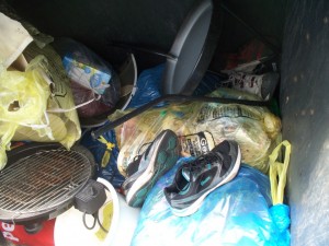 Ein kohlebefeuerter Grill und ein Elektrogrill lagen mit in dem Restmüllcontainer.