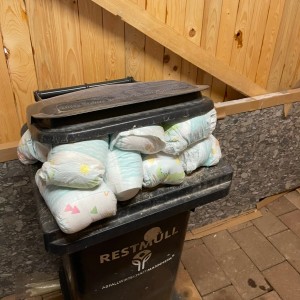 Heute die Tonne der Nachbarin rausgestellt, da sie im Urlaub ist und bemerkt wie viele Pampers ihrer Kinder sie noch hinein gequetscht hat.