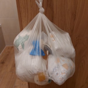 Als ich das zweite mal auf die Toilette bin hat sie ihren Kleinen nochmal gewickelt und hat gleich mal den Müllsack an die Tür gehängt zum rausbringen. Ich habe den Müllsack neben die Tür gestellt weil ich sie sonst nocht schließen konnte und sie hat ihn gleich zur Mülltonne gebracht
