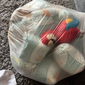 Diesen Sack habe ich gerade direkt nachdem meine Nachbarin in die Tonne geschubst hat gerettet. Locker 30 Pampers und ein paar Kuscheltiere