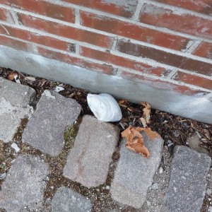 Einfach ins Eck geworfen