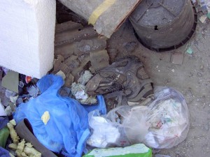 Müllkippe02 019.jpg (141.94 KiB) 10709 mal betrachtet Neben einem gerade angelieferten Sperrmüllhaufen lagen diese schon einplanierten und total zermalmten Inliner.