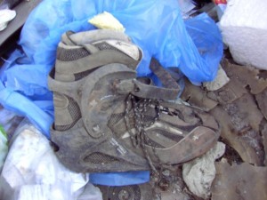 Müllkippe02 020.jpg (84.83 KiB) 10709 mal betrachtet Wenn schon solch stabil gebaute Stiefel so zermalmt werden, dann haben andere Schuhe und Stiefel eh nicht die geringste Chance!