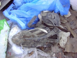 Müllkippe02 021.jpg (85.37 KiB) 10709 mal betrachtet Brutale Gewalt pur um auch solchen Abfall auf ein Minimum an Platzverbrauch zu reduzieren!