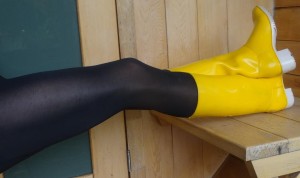 leuchtend gelbe Gummistiefel 1