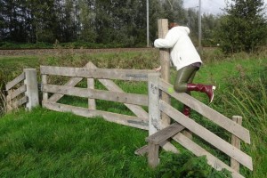 Sie testete die neuen Regenstiefel sofort auf einem Wanderpfad.
