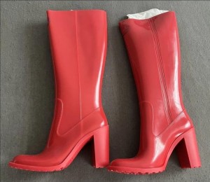 Lena kauft rote PVC-Stiefel der Marke „Mei“, ohne Sandra zu konsultieren.