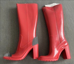 Mei rood open teen en hiel.jpg