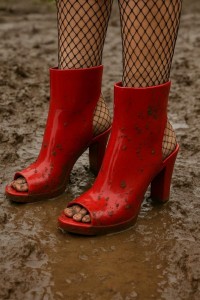 Rode regenlaarzen met open teen open hiel  netkousen in de modder.jpeg