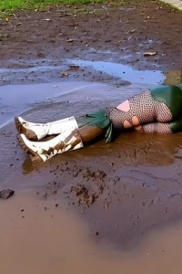 Eva groene legging witte laarzen rolt in de bagge#39.jpeg