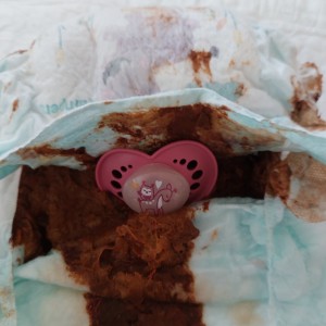 Das Vorderteil der Windel schön auf den Schnuller gepresst