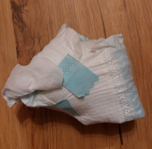 Aber das kann ja nicht im Töpfchen alles bleiben und da war noch eine volle Volle Windel da