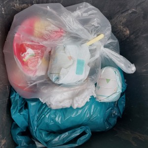 Und nun darf sich die volle Windel mit ein paar anderen Windeln in der Tonne gemütlich machen, bis sie im Müllwagen gepresst werden und danach schön dem Feuertod erlegen