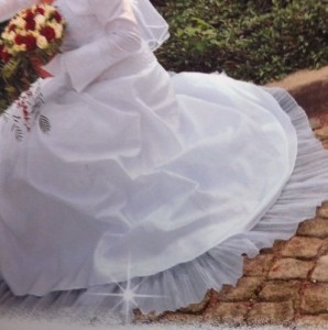 kleid.jpg (70.5 KiB) 4655 mal betrachtet Brautkleid
