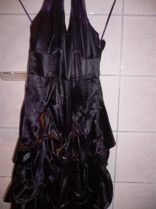 Lumpen11- 6.JPG (109.45 KiB) 4169 mal betrachtet und wieder sauber spülen für die nächste Aktion. Die Sahne bekommt man schwer weg bei einem Kleid mit vielen Falten :)