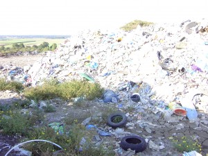 Müllkippe02 051.jpg (1.16 MiB) 9768 mal betrachtet Oben links liegt ein gepresster (voller?) Koffer. Links sieht man die Stelle, wo Radlader den Hausmüll nach der Zwischenlagerung und nach Kapazität des Heizkraftwerks in große Container zur Müllverbrennungsanlage verfrachten.