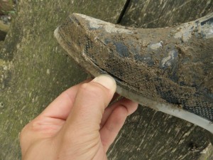 DSCF2114_1.jpg (1005.33 KiB) 13805 mal betrachtet Ja! Da ist was! Wenn ich an der Sohle ziehe, kann ich das Loch erkennen.