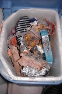 Müll0912 012.jpg (489.68 KiB) 5689 mal betrachtet Zufällig machte ich bei denen den Küchenmülleimer für einen Teebeutel auf und da traf mich der geile Schlag.