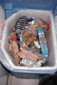 Müll0912 013.jpg (471.23 KiB) 5690 mal betrachtet Jessica sah meine Überraschung und meinte, drunter im Dreck lägen und den Ballerinas auch Lauras verlatschte Sommer-Sandaletten.