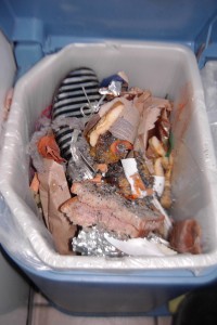 Müll0912 014.jpg (455.84 KiB) 5690 mal betrachtet Laura bekam gleich einen Anschiss, weil sie die Fischdose nicht im Gelben Sack entsorgt hat. Also musste sie nochmal in den Ekeldreck reingreifen.