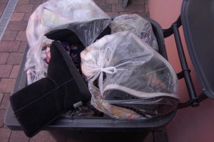 Müll0912 016.jpg (446.04 KiB) 5930 mal betrachtet Die UGGs kullerten zwar raus, aber sie hatten keine Chance nicht in den Müll eingestampft zu werden.