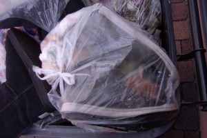 Müll0912 017.jpg (390.42 KiB) 5934 mal betrachtet Die Sneakers waren hygienisch mit dem Küchendreck in einem fest zugeknoteten Müllbeutel.