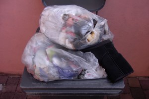 Müll0912 020.jpg (360.68 KiB) 5928 mal betrachtet Noch ein Müllbeutel mit den zerlatschten Keilabsatzpumps kam ganz oben auf den Müll.