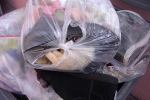 Müll0912 021.jpg (338.44 KiB) 5688 mal betrachtet Eine immer wieder "gern" genommene Kombination: Schuhe mit Nudelresten.