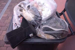 Müll0912 022.jpg (442.44 KiB) 5928 mal betrachtet Fünf Paare von Lauras Füßen zerlatschte Schuhe und Stiefel warteten nun auf die baldige Müllabfuhr in unserer überquellenden Mülltonne.