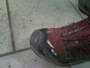 Roter Putz auf rotem Schuh