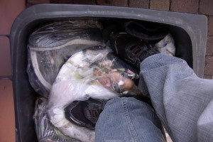 Müll0912 026.jpg (483.72 KiB) 5483 mal betrachtet Auch die klobigen UGGs ergeben sich ihrem Schicksal im Hausmüll.