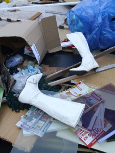 Janine06 179.jpg (352.76 KiB) 29364 mal betrachtet Jetzt war alles einfach nur noch Gerümpel, was noch "unverdichtet" in einer Ecke der Kippe lag.