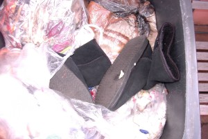 Müll0912 030.jpg (437.68 KiB) 5617 mal betrachtet Klobige UGGs sind so weich, dass die ohne Probleme in den Dreck eingestampft werden können.