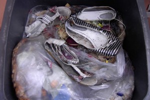 Lauras süße verspielte und nun total zerlatschte Sandaletten von diesem und letztem Jahr unten im Küchenmüllbeutel und ihre Ballerinas kamen später noch in den Mülleimer.