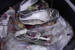 Müll0912 033.jpg (438.66 KiB) 5760 mal betrachtet In den Sandaletten steckten noch wenige Tage zuvor Lauras Füße drin; - bis Jessica streng den Daumen senkte!