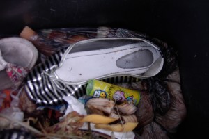 Müll0912 034.jpg (324.14 KiB) 5617 mal betrachtet Die schwarz-silbernen Ballerinas hat Laura einfach nicht mehr gemocht, obwohl noch tragbar. Jessica hat die Gelegenheit genutzt, Lauras Schuhbestand zu reduzieren.