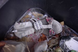 Müll0912 035.jpg (388.94 KiB) 5617 mal betrachtet So süße Sandaletten: Diese hat Laura sehr oft und gerne getragen.