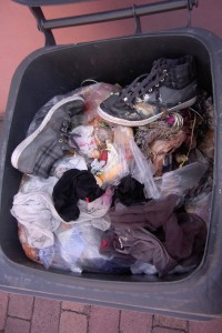 Die Sandaletten und die Ballerinas rotteten schon in der Mülltonne, da ahnten Lauras Sneakerstiefelchen nicht, dass sie schon im nächsten Küchenmüllbeutel ihr Ende finden würden.