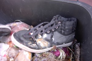 Müll0912 037.jpg (400.94 KiB) 5617 mal betrachtet Essensreste drauf und den vollen Müllbeutel zugeknotet, damit der stinkende Dreck gleich aus der Wohnung kommt.