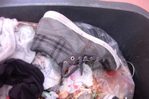 Müll0912 038.jpg (388.35 KiB) 6017 mal betrachtet Diese Graceland-Sneakers streifte Laura gleich nach der Schule schon am Mülleimer von den Füßen, denn deren Ende war schon "geplant".