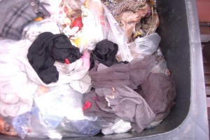 An den kaputten Nylons aus den Küchenmüllbeuteln klebten auch die Essensreste.