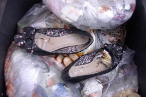 Dieses Paar hat sich Laura von Jessica immer wieder ausgeliehen; - und dann hemmungslos verlatscht und deutlich sind auch die Käsefußkrusten auf der Innensohle zu erkennen. Jessica hat &quot;ihre&quot; Schuhe dann wütend und angeekelt in den Mülleimer gestopft.
