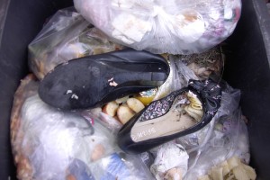 Müll0912 042.jpg (417.64 KiB) 5759 mal betrachtet Keilabsatzpumps, - auch diese Mode endet in unserer Mülltonne.