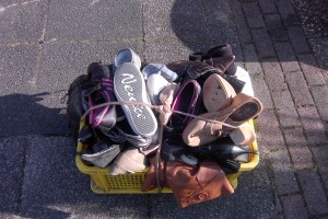 Müll1012 002.jpg (464.59 KiB) 7777 mal betrachtet Eine ganze Kiste "Schuhe vom Schatz"!