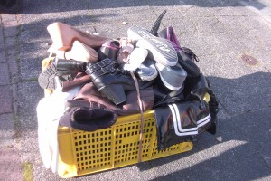 Müll1012 003.jpg (465.36 KiB) 7443 mal betrachtet Die morgendliche Sonne scheint ein letztes Mal auf die zum Müll verurteilten Schuhe. Ein geiler Anblick!
