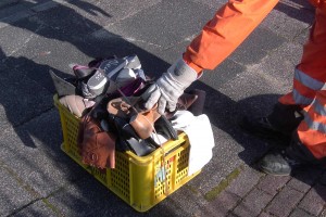 Müll1012 004a.jpg (217.91 KiB) 7777 mal betrachtet Der "Schatz" ist nun seine Schuhe los!