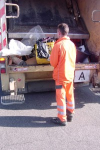 Müll1012 006.jpg (427.18 KiB) 7376 mal betrachtet Für die Riesensteige mit den "Schuhen vom Schatz" war noch geradeso Platz neben einem zusammen gerollten alten Perserteppich in der Müllschüttung.