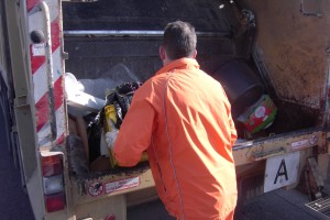 Müll1012 007.jpg (449.67 KiB) 7777 mal betrachtet Die Presse hat schon einen Augenblick später wieder soviel Platz in der Müllschüttung geschaffen, dass der Orangene Engel die Kiste nachschieben konnte, damit auch alle "Schuhe vom Schatz" in den Schuhhimmel befördert werden.