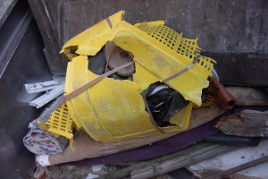 Den Sperrmüll fest im Griff! Unfassbar: Immer noch hält die verknotete Nylon alles zusammen!