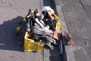 Müll1012 040.jpg (473.01 KiB) 7542 mal betrachtet Alles komplett: Die eben noch im Sperrmüllauto gepressten Schuhe. Seht genau hin! Der zerbröselte Knopf an den hellbraunen Stiefeln, die geplätteten Ballerinas, die eingekerbten Clogs, die zerquetschte Fersenkappe des Lack-Heels, die verschrammten Overknees und die zermalmten superspitzen Pumps. Alles nur noch Müll!